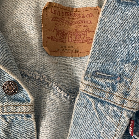 Oversized Women’s Levi’s jean jacket. - Picture 2 of 3
